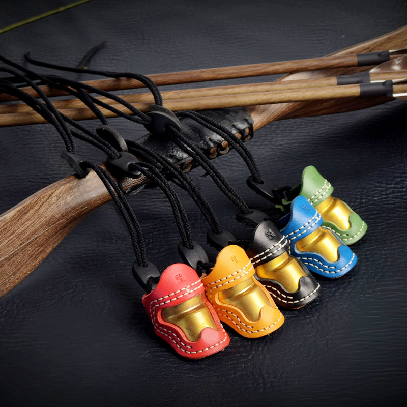 양궁 야외에서 엄지 손가락 반지입니다