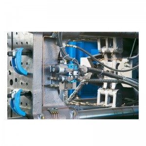 새로운 새로운 자동 사출 성형 기계 도착