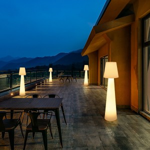 축제 장식 폴리에틸렌 야외 LED 정원 잔디 파티 및 야외 이벤트 장식 조명 LED 바닥 램프를위한 스탠딩 플로어 램프