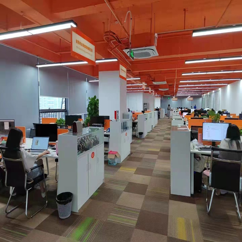 회사의 사무실에서 직원은 열심히 일하고 있습니다.