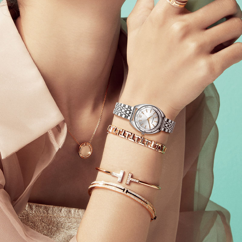 유명한 배우 Zoe Kravitz는 오메가 유명인 대사 가족에 합류합니다.