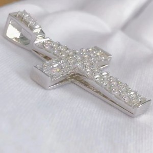 Moissanite Stone Cross Pendant가있는 맞춤형 스털링 실버 925