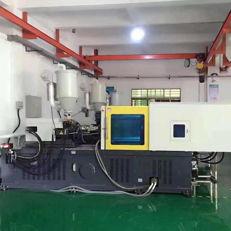 이 회사는 휴대 전화 케이스를위한 새로운 고정밀 주입 성형기를 가지고 있습니다.