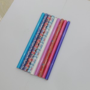 크레페 종이를 굴립니다