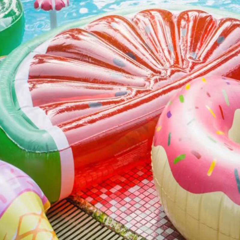 구멍을 찌르지 않고 수영장 수레를 청소하는 방법?