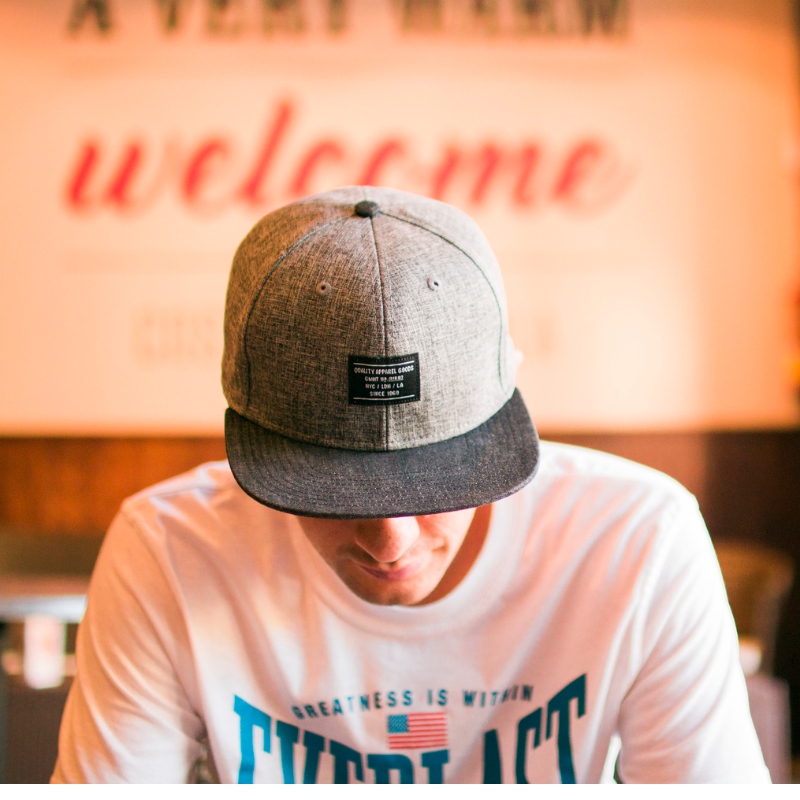 스냅 백과 트럭 운전사 모자의 차이점은 무엇입니까?