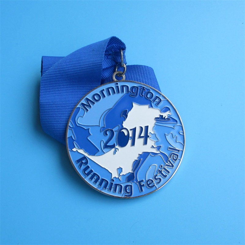 페스티벌 어워드는 반짝이는 은색 달리기 메달을 도금합니다