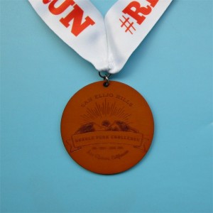 실크 리본을 곁들인 원유 나무 나무 조각 멋진 메달