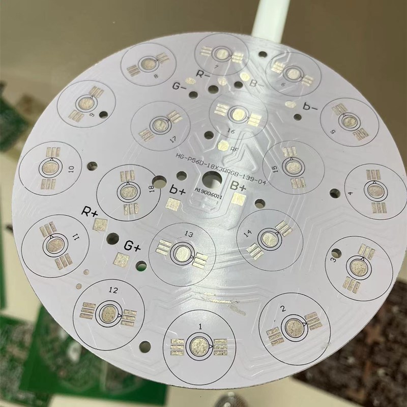 고품질 LED 알루미늄 PCB가 우수한 열 소산 성능을 갖습니다