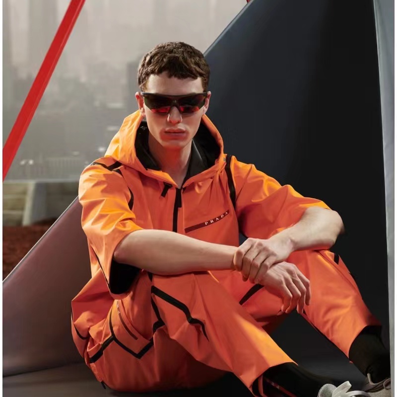 prada/technology 섬유 의류/fluorescent color 경고/readymade 의류