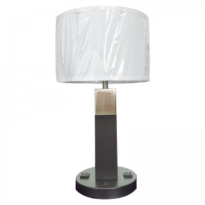 두 개의 톤 검은 색과 브러시드 니켈 마감 테이블 램프 on/off 로커 스위치와 객실에 편리한 두 개의 아울렛이 있습니다.