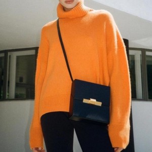 단단한 거북 목 여성의 느슨한 스웨터