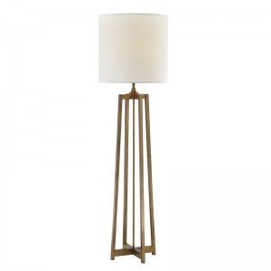 객실에서 골동품 금 마감과 함께 플로어 램프 옆에 하얏트 호텔 소파