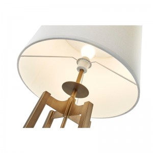 객실에서 골동품 금 마감과 함께 플로어 램프 옆에 하얏트 호텔 소파