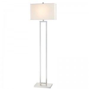 객실에서 브러시 니켈 마감과 함께 플로어 램프 옆에 메리어트 호텔 소파