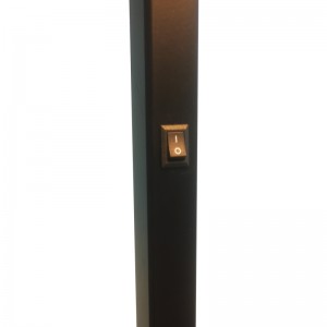 객실에서 무광택 검은 마무리와 플로어 램프 옆에 워터 워크 호텔 소파