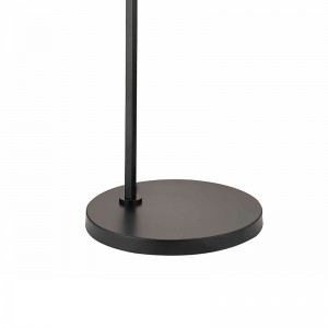 객실에서 무광택 검은 마무리와 플로어 램프 옆에 워터 워크 호텔 소파