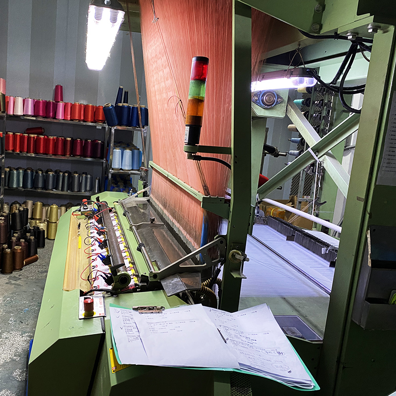 우리는 전문 직물 라벨 공급 업체가 있습니다