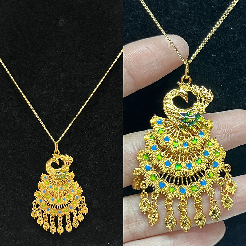 고급 18k 금-손이 달린 공작 펜던트 목걸이 도금-여성을위한 에나멜 에나멜 에나멜 디테일 및 매달려 금 매력