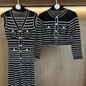 다섯-목 소매가 긴 니트 스트라이프 드레스 세트